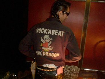 �J�������������|�[�Y�����n���g�}�b�N